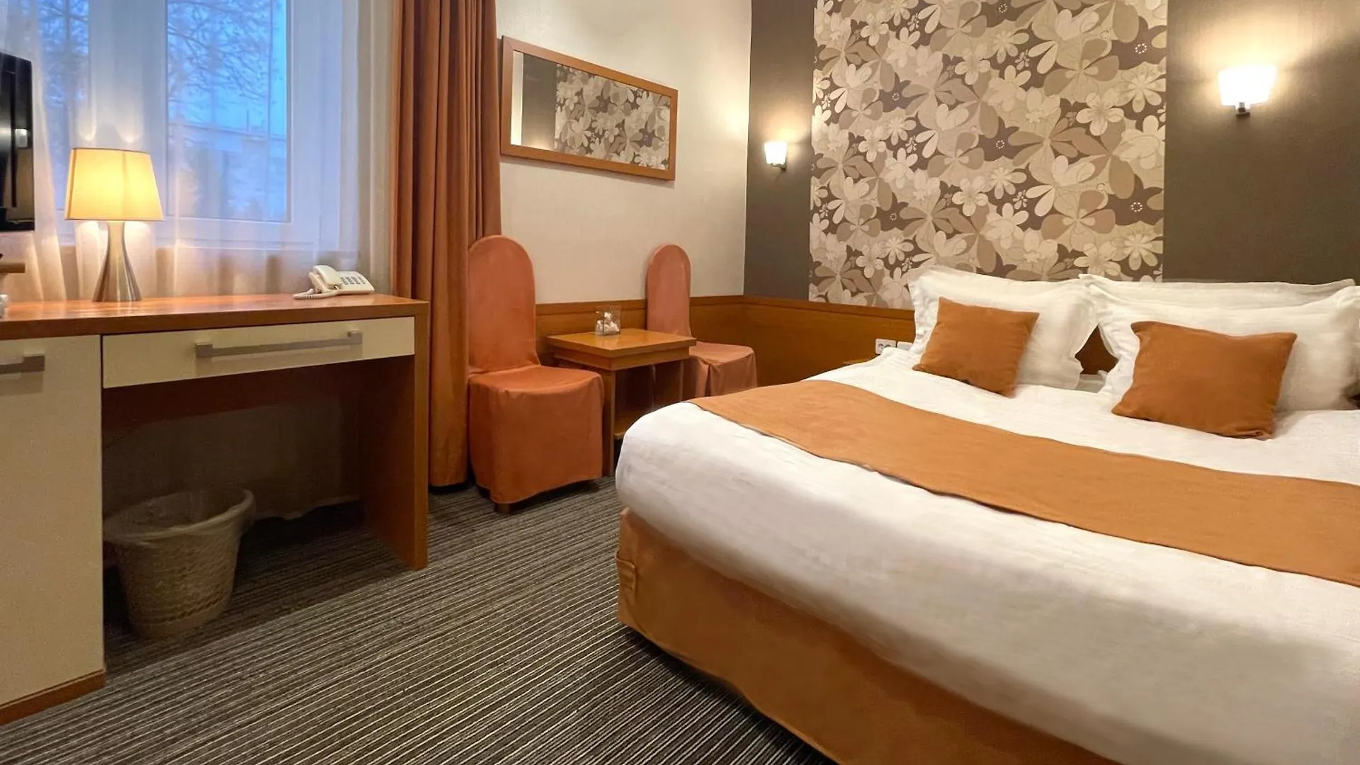 Hotel Eney Budget Three-Room Apartment Leópolis