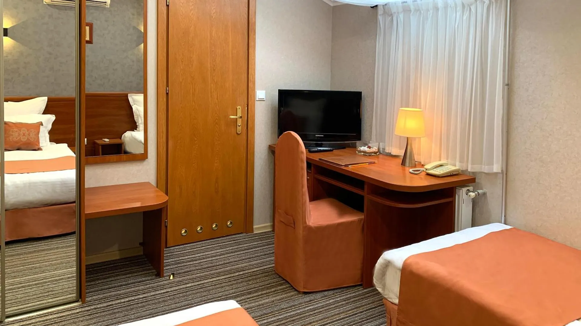 Hotel Eney Budget Three-Room Apartment Leópolis
